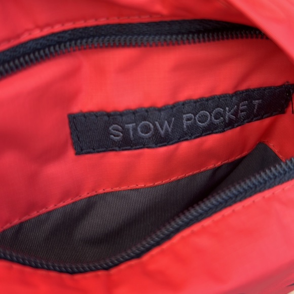 The north face windbreaker with stow pockets in excellent condition - Picture 9 of 16